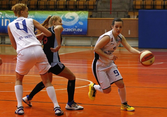 Paulina Gajdosz (z piłką) nie gra już w koszykówkę. Jest po drugiej stronie mocy, zajęła się sędziowaniem.