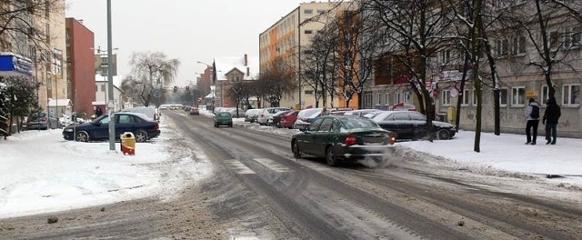 Mimo padającego od kilku dni śniegu służby odpowiedzialne za utrzymanie dróg w Tarnobrzegu &#8222;stanęły&#8221; na wysokości zadania i odśnieżyły najważniejsze ulice &#8222;siarkowego grodu&#8221;.