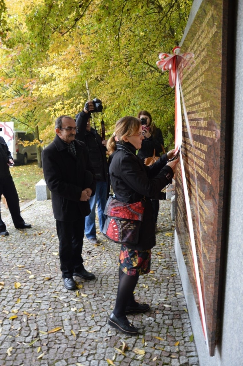 Chojnice. Odsłonięto tablicę upamiętniającą zamordowanych w czasie II wojny światowej [ZDJĘCIA]