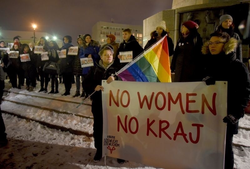 Manifestacja w obronie praw kobiet na Placu Wolności. Protest zgromadził około 500 osób [zdjęcia]