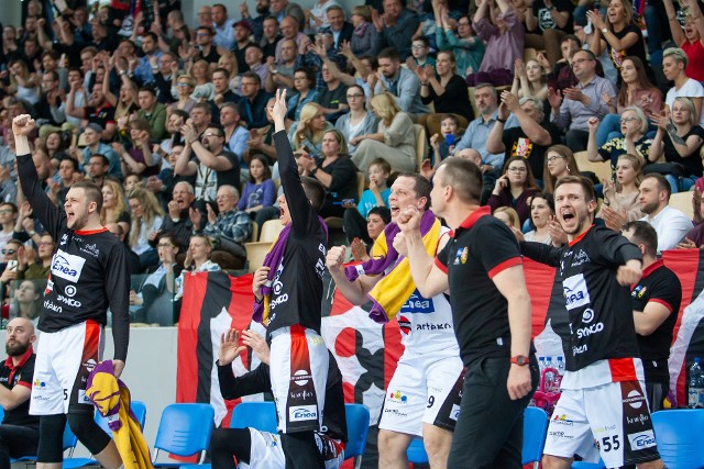 Po 4. meczach rywalizacji półfinałowej Enea Astoria Bydgoszcz remisowała z Sokołem Łańcut 2-2. Finalistę musiał wyłonić 5. mecz w Artego Arenie. I wyłonił, co wywołało wielką radość na trybunach i ławce "Asty".Koszykarze Enea Astorii rozbili rywali z Łańcuta 89:66, prowadząc nawet 32-punktami i w wielkim finale zagrają ze Śląskiem Wrocław, który w piątym meczu rywalizacji z Czarnymi Słupsk wygrali szczęśliwie 82:81.Pierwsze punkty, podobnie jak w drugim meczu w Łańcucie, zdobył Jakub Dłuski. Kolejne dwa dołożył Marcin Nowakowski, najlepszy strzelec czwartego spotkania. On też rzucił za trzy na 7:4. Od 9:9 bydgoszczanie odbili się (Nowakowski i Grzegorz Kukiełka za 3), a I kwartę zakończyli 10-punktową przewagą (24:14).W II kwarcie przewaga podopiecznych Grzegorza Skiby rosła praktycznie z każdym rzutem. Sam Grzegorz Kukiełka zdobył 11 pkt (3, 3, 2, 3), a bydgoszczanie na przerwę schodzili z 24-punktowym prowadzeniem (53:29)! Tego nie można było już  roztrwonić!Ale początek III kwarty to 6 pkt Sokoła. Potem 13 kolejnych było dziełem bydgoszczan (m.in. Michał Aleksandrowicz 2 x 3), a po kolejnej dwójce Łukasza Frąckiewicza Enea Astoria wyszła na rekordowe prowadzenie 73:41 (+32)!W ostatniej kwarcie gospodarze zagrali już na luzie, a Grzegorz Skiba dał pograć zmiennikom, żeby każdy z zawodników miał swój udział w awansie do finału!5. mecz: Enea Astoria - Sokół Łańcut 89:66 (24:14, 29:15, 22:16, 14:21).Enea Astoria: Dłuski 7, Frąckiewicz 10, Śpica 7, Kukiełka 16, Nowakowski 16 oraz Aleksandrowicz 10, Grod 5, Pochocki 10, Szyttenholm 7, Kondraciuk 0, Fatz 1.Stan rywalizacji do 3 wygranych: 3-2 i awans Enea Astorii.W drugim półfinale w środę: Śląsk Wrocław - Czarni Słupsk 82:21 (3-2 i awans Śląska).ZOBACZ NA KOLEJNYCH ZDJĘCIACH RYWALIZACJĘ W 5. MECZU W ARTEGO ARENIE >>>>>