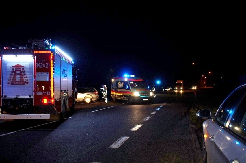 Czołowe zderzenie w Reblinie. Kierowca oddalił się z miejsca wypadku