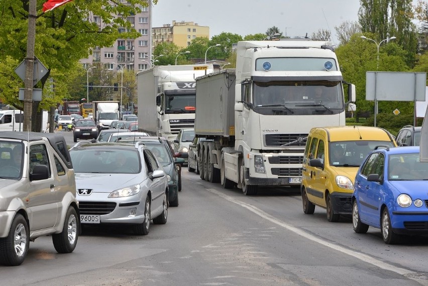 Potężne korki przy placu targowym w Kielcach. Zepsuta ciężarówka blokuje pas na skrzyżowaniu ulic Seminaryjskiej i Tarnowskiej
