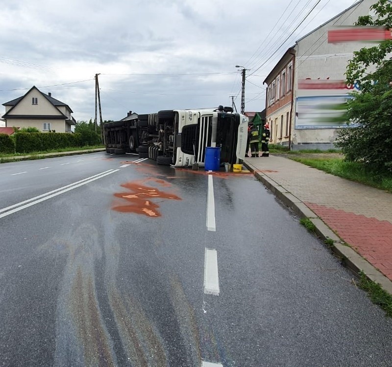 Wypadek w Tymowej. Na DK 75 leży przewrócona ciężarówka