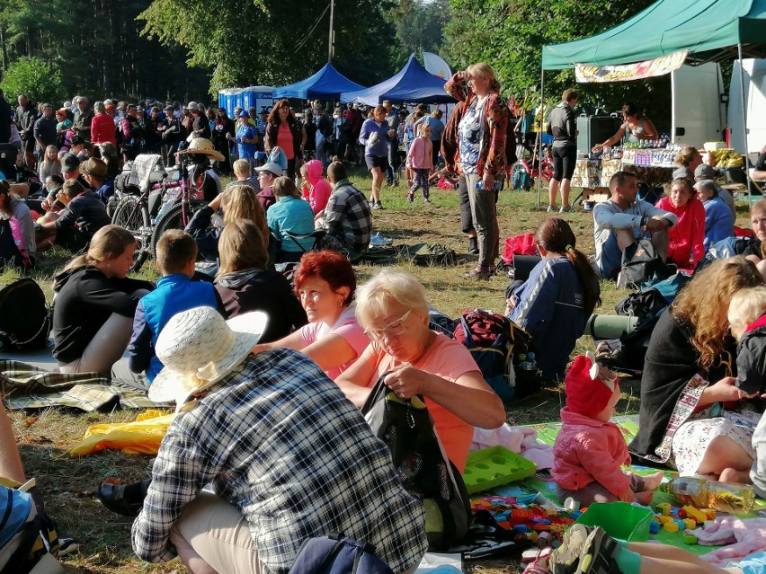 Piesza Pielgrzymka Opolska na Jasną Górę 2019. Uczestnicy nocowali w czwartek w Jeżowej, Ciasnej i w Zborowskiem