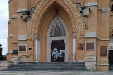 Drzwi łódzkiej katedry w bohomazach. Sprawca poszukiwany ZDJĘCIA, WIDEO