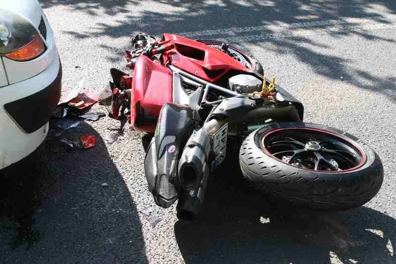 Wypadek z udziałem motocyklisty na ul. Augustów na Widzewie [zdjęcia]