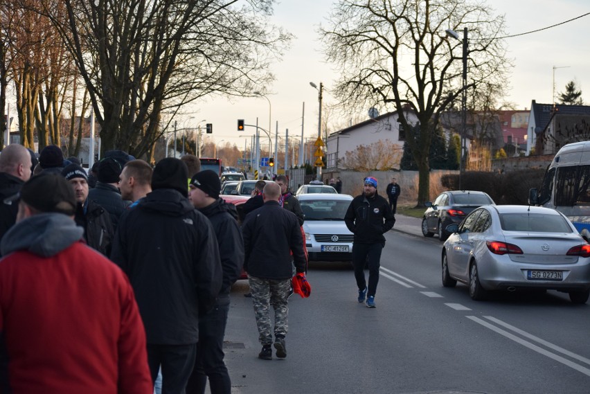 Przed meczem Raków - Legia. Tłumy kibiców i mnóstwo policji