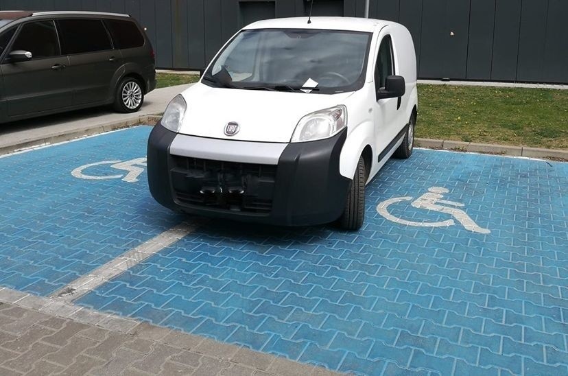 Ełk: Parkowanie na chama na parkingu dla niepełnosprawnych. Samochód zajął dwa miejsca [FOTO]