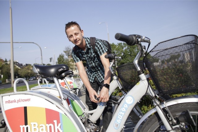 Wypożyczalnai rowerów Next Bike w Opolu. Tomasz codziennie jeździ rowerami