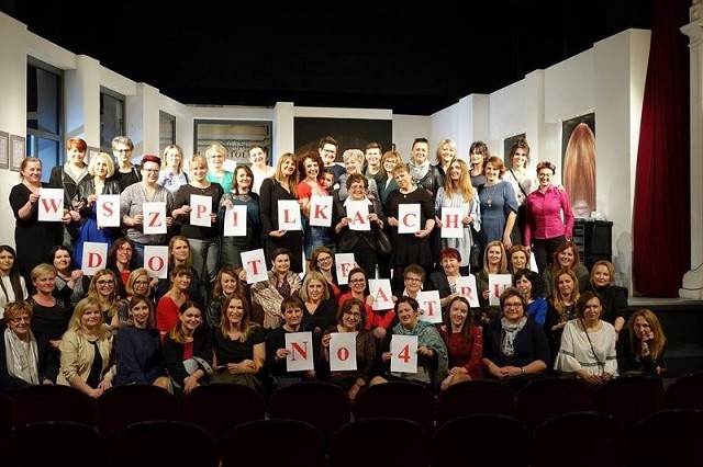 Pińczowskie Samorządowe Centrum Kultury zorganizowało wyjątkowy teatralny Dzień Kobiet dla pań z gminy Pińczów. piątek, 8 marca ponad 200 pań pojechało do Teatru imienia Stefana Żeromskiego w Kielcach na spektakl komediowy "Szalone nożyczki", w reżyserii Jerzego Bończaka. Jak nazwa wydarzenia wskazuje wiele pań założyło tego dnia buty na wysokim obcasie. - To było więcej niż teatr i prawie jak najlepszy kabaret! "Szalone nożyczki". w reżyserii Jerzego Bończaka podbiły serca publiczności, którą w Teatrze imienia Stefana Żeromskiego w Kielcach zdominowały pińczowianki. Nie mogłyśmy sobie wymarzyć lepszego Dnia Kobiet w lepszym towarzystwie! Jesteście najlepsze! Nie możemy się doczekać kolejnych wspólnych teatralnych wariactw - mówi Iwona Senderowska, dyrektor pińczowskiego centrum kultury.  "W szpilkach do teatru" to cykliczna już akcja - co roku organizowana przez Pińczowskie Samorządowe Centrum Kultury dla pań na Dzień Kobiet.Zobacz więcej na kolejnych slajdach.