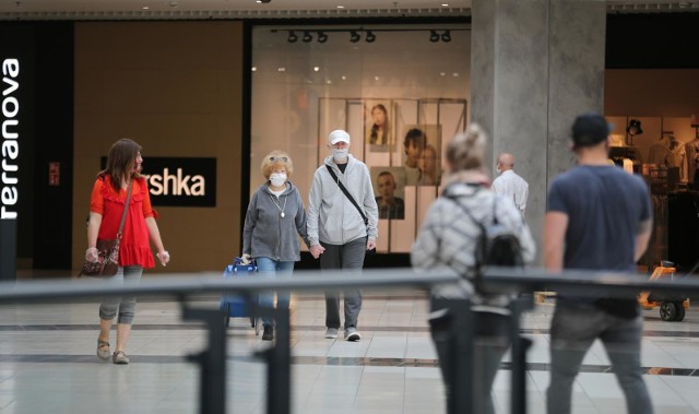 Jak wyglądał pierwszy tydzień, w którym otwarto galerie handlowe? Polacy wciąż niechętnie wybierają się tam na zakupy.