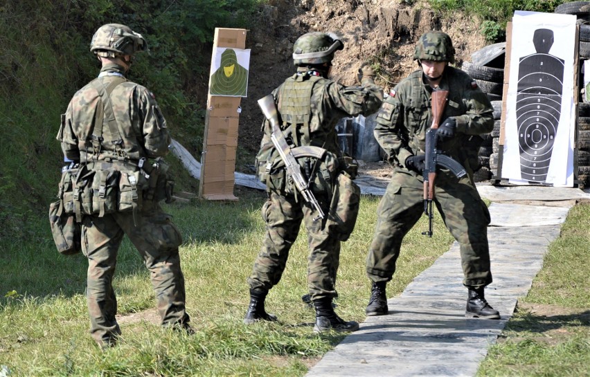 Terytorialsi podczas ćwiczeń na strzelnicy w Gniazdowicach