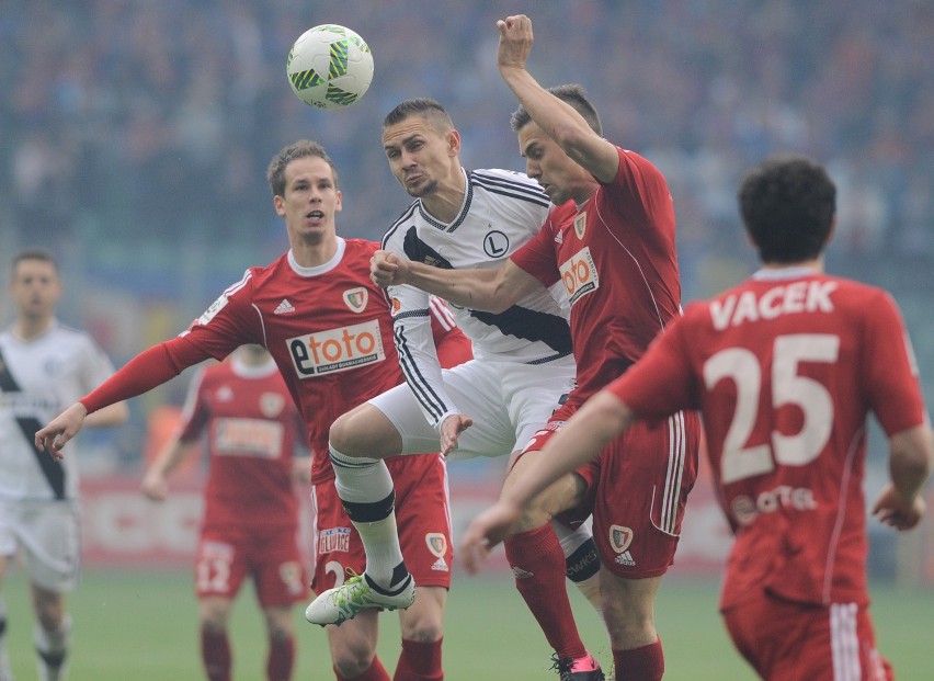 Legia Warszawa rozbiła Piasta Gliwice 4:0 i jest o krok od...