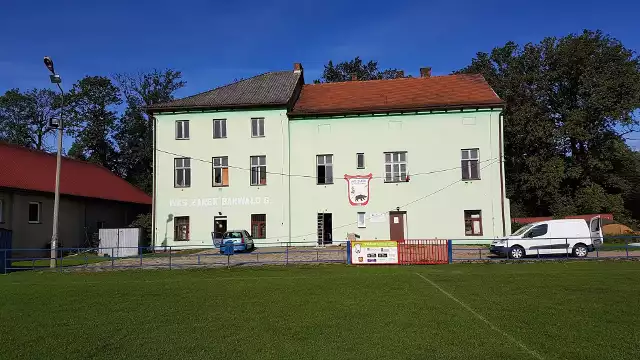 Sypiący się dworek to siedziba klubu z Barwałdu. Dach przecieka, potrzebny jest remont