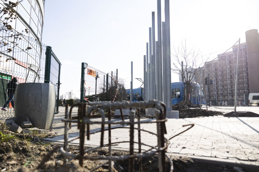 Kraków. Wybudowali mieszkańcom betonowy mur przed oknami. Wielkie kontrowersje wokół budowy linii tramwajowej do Górki Narodowej