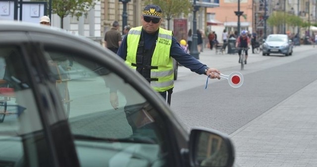 Piotr Babicki, strażnik miejski, kontrolował wczoraj, czy kierowcy aut wjeżdżających na ul. Piotrkowską posiadają zezwolenie.