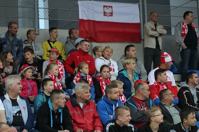 Na stadionie OSiR we Włocławku kibice dopingowali zawodniczki Polski i Mołdawii.