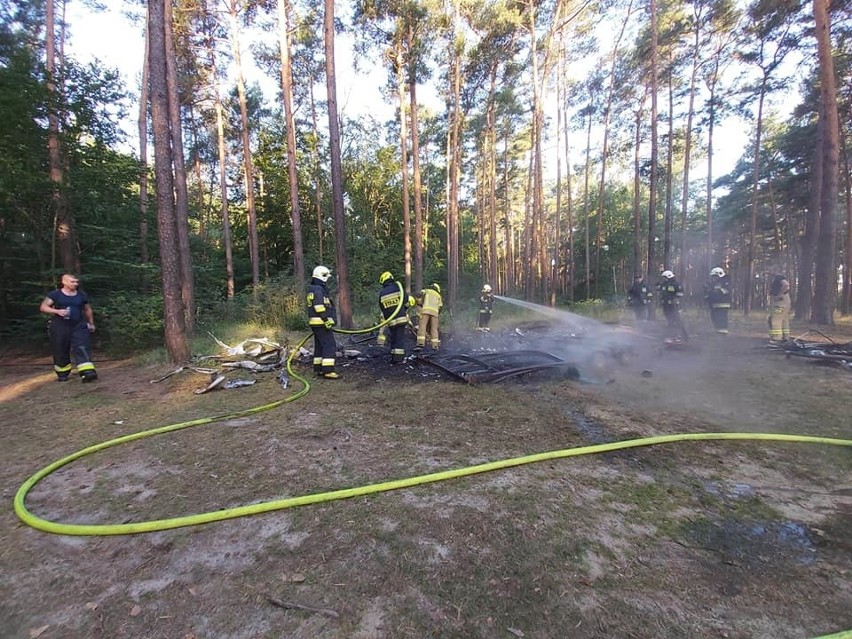 Przyczepa kempingowa doszczętnie spłonęła w lesie w Tarnowie Jeziernym w gminie Sława 