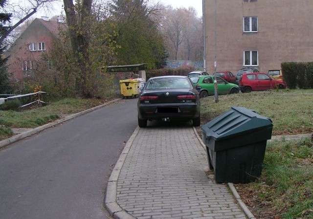 Tak na ulicy Dolnej parkują zielonogórscy autodranie.