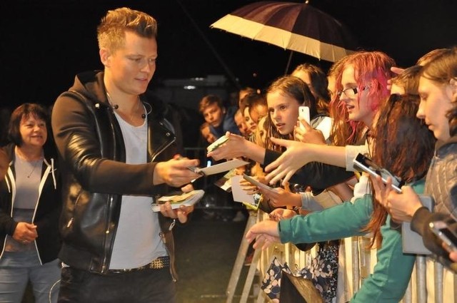 Po autografy od Rafała Brzozowskiego ustawiła się długa kolejka jego fanek.