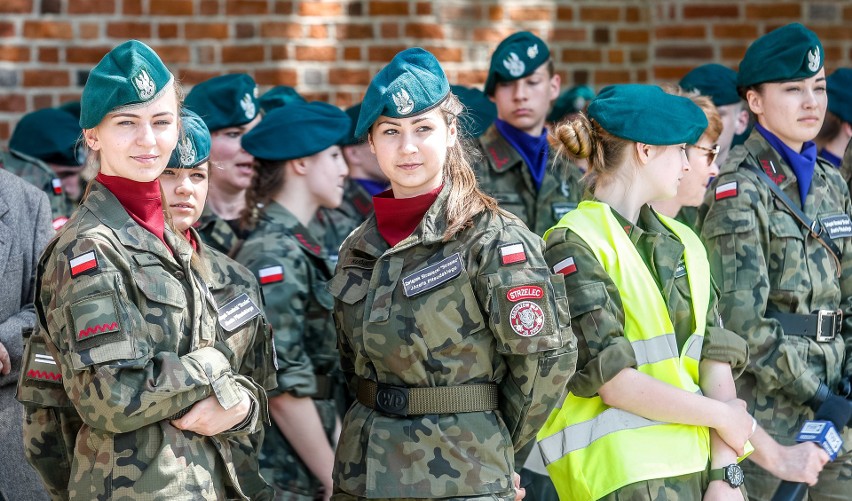 Pokazy i turniej musztry w wykonaniu młodzieży należącej do...