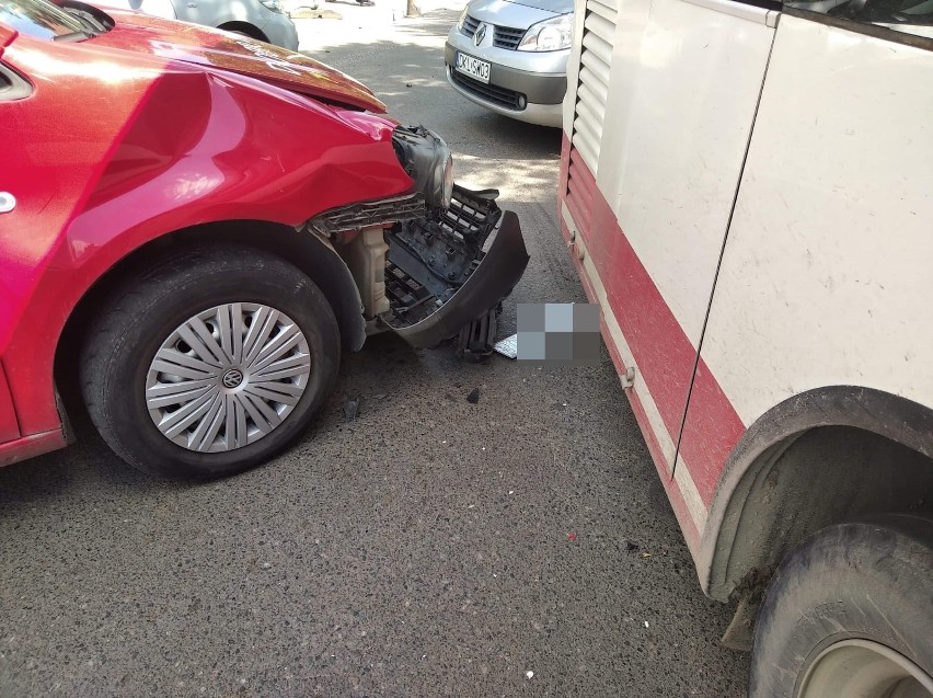 Wypadek podmiejskiego autobusu. Kobieta w ciąży w szpitalu (ZDJĘCIA)