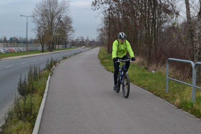 Droga rowerowa wzdłuż ul. Grażyńskiego służy tylko cyklistom. Jest częścią Śląskiego Szlaku Rowerowego