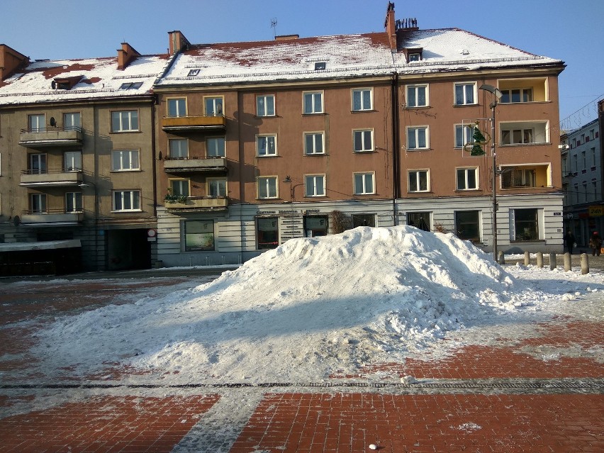 Urzędnicy zapraszają na górkę śniegu na Rynek w Bytomiu