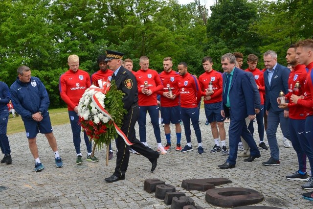 Prezydent Kielc Wojciech Lubawski i reprezentacja Anglii do 21 lat przed pomnikiem Homo Homini.