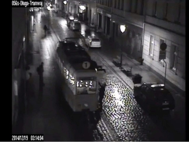 20- i 21-latek nie mieli pojęcia, że są obserwowani przez obsługę miejskiego monitoringu. Z tramwaju ukradli gaśnicę, następnie wsiedli do taksówki, którą policja zatrzymała na ulicy Jagiellońskiej.