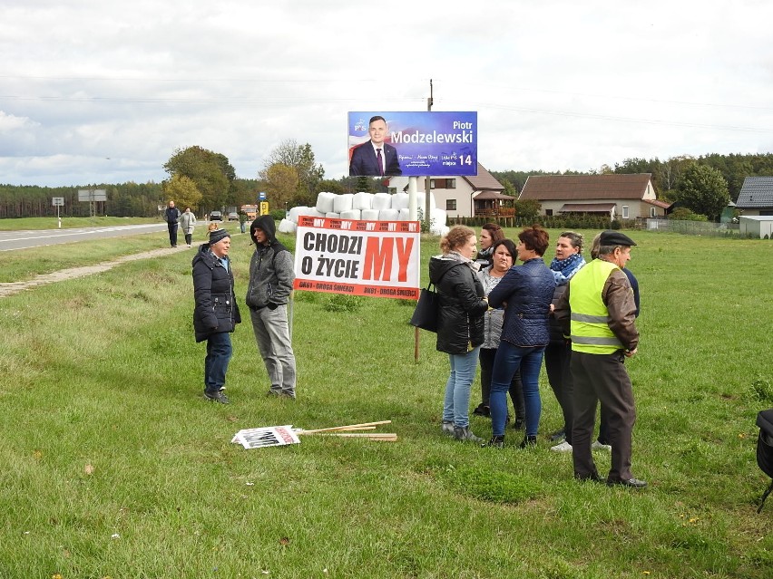 Mieszkańcy domagają się przebudowy skrzyżowania. Zablokowali drogę krajową nr 61 [zdjęcia, video]