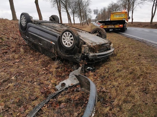 Z nieznanych dotychczas powodów, kierujący osobowym renaultem wypadł z drogi w miejscowości Kusowo i dachował.