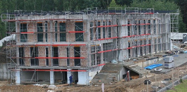 Prace przy budowie nowego lokum Wojewódzkiego Funduszu Ochrony Środowiska i Gospodarki Wodnej w Kielcach cały czas trwają. Już zakończono montaż okien, niebawem rozpoczną się prace elewacyjne.