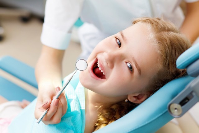 Choć w obiegowej opinii, próchnicy zębów mlecznych nie trzeba leczyć, dla zdrowia zębów stałych wyrzynających się pod mleczakami, jest to niezbędne.
