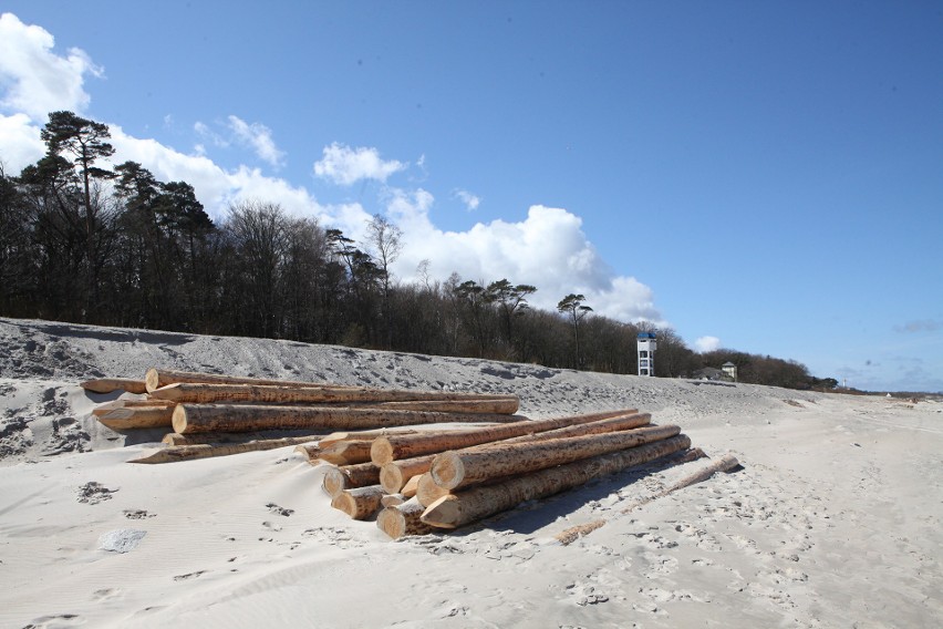 Na plaży wschodniej w Ustce trwają prace związane z odbudową...