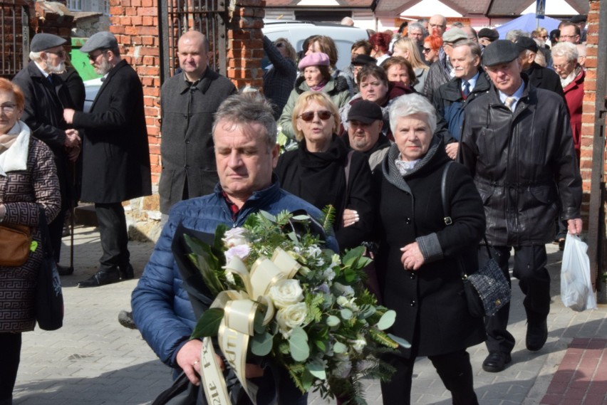 Pogrzeb Stanisława Nyczaja, prezesa kieleckiego oddziału Związku Literatów Polskich. Przyszło mnóstwo ludzi