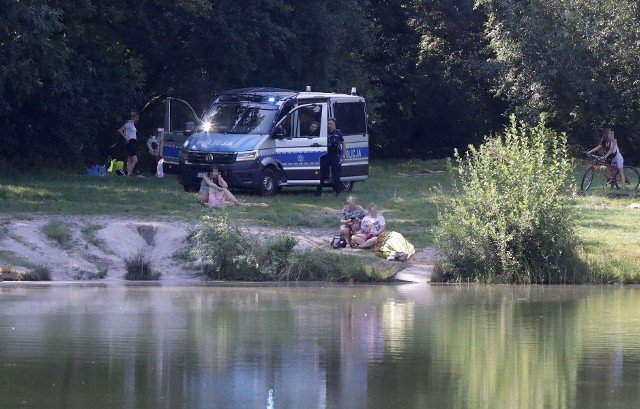 Tragedia nad jeziorem w Legnicy. Z wody wyłowiono mężczyznę. Niestety mimo reanimacji nie udało się go uratować.