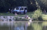 Legnica: Tragedia na Glinkach. Z jeziora na skraju Lasku Złotoryjskiego wyłowiono człowieka. Mimo reanimacji nie udało się go uratować