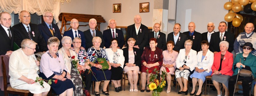 Złote i diamentowe gody w Małkini Górnej. 4.10.2023 odznaczono 33 pary małżeńskie z terenu gminy