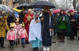 Wspaniały Orszak Trzech Króli w Kielcach. Tłumy przeszły z ulicy Sienkiewicza do katedry śpiewając kolędy. Był biskup Marian Florczyk