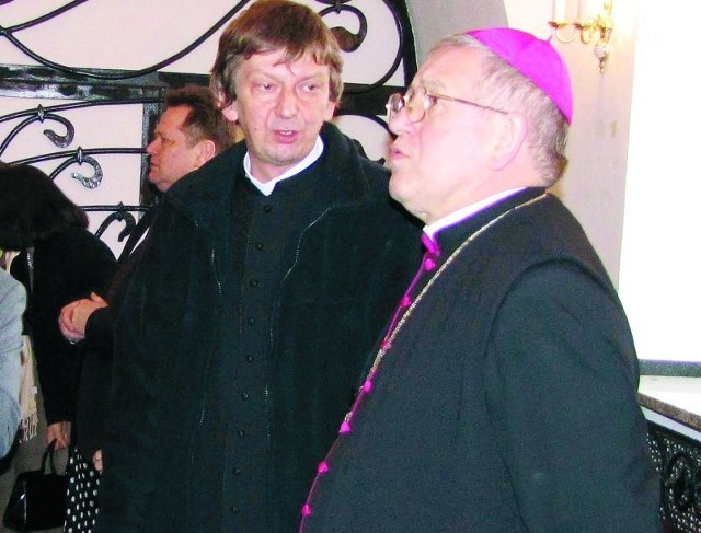 &#8211; Wigry to wielki skarb &#8211; uważa bp Jerzy Mazur (z prawej). Obok ks. Dariusz Rogiński.