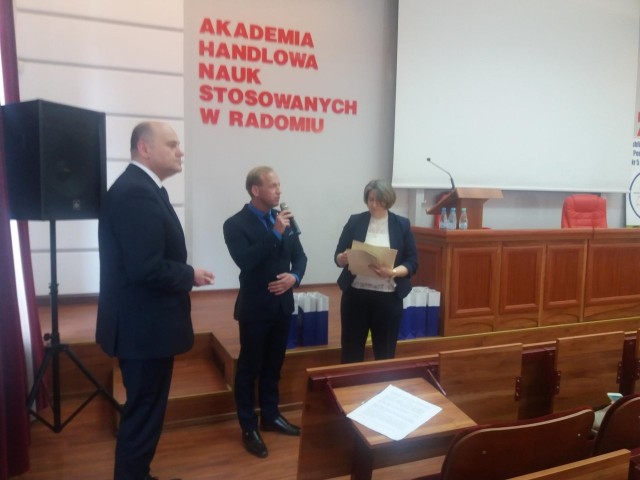 Laureaci konkursu odebrali gratulacje w  Auli Akademii Handlowej Nauk Stosowanych w Radomiu.