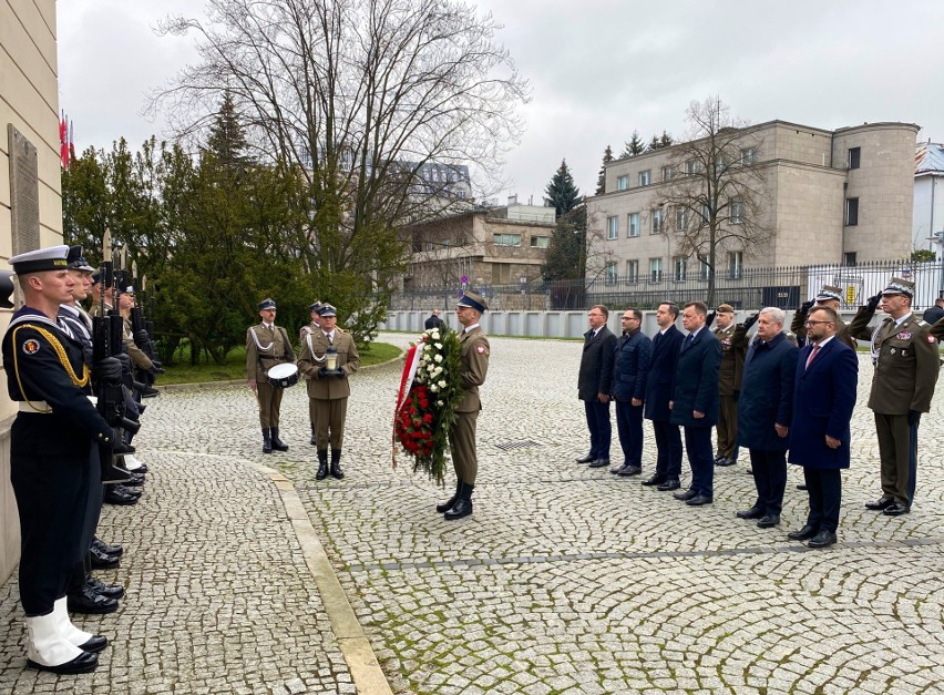 Mariusz Błaszczak oddał hołd ofiarom katastrofy smoleńskiej....