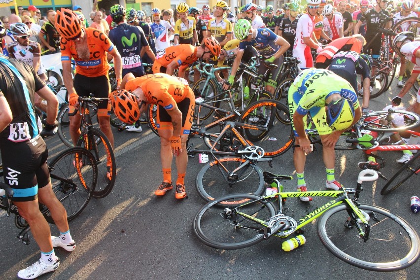 Kraksa nastąpiła ok. 200 metrów przed meta etapu Tour de...