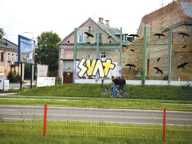 Wkrótce to graffiti na ekranach przy ul. św. Ojca Pio zostanie usunięte