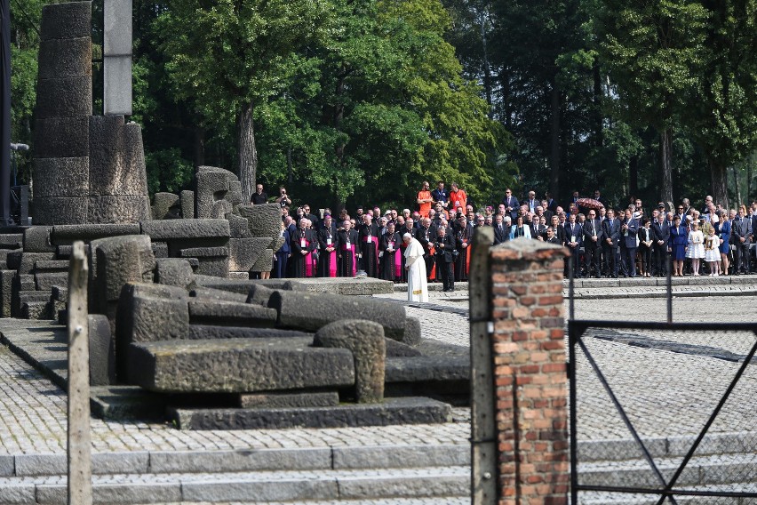 Papież Franciszek w Auschwitz: Panie, przebacz tyle okrucieństwa [ZDJĘCIA, WIDEO]