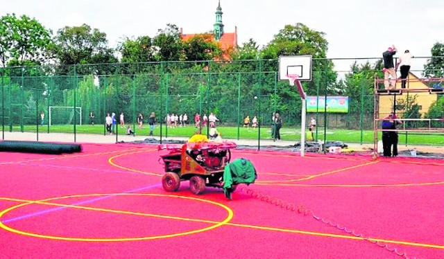 Przy Zespole Szkół imienia KOP istnieje już boisko wielofunkcyjne i Orlik.