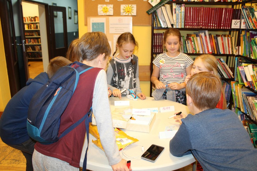 Rekordowa Noc Bibliotek w Kazimierzy Wielkiej. Były gry planszowe, rywalizacja w quizach oraz zajęcia muzyczne [ZDJĘCIA]  