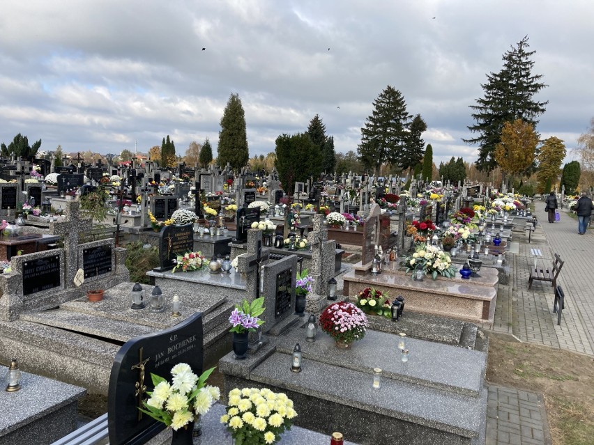Maków Mazowiecki. Cmentarze pozostają zamknięte do 2 listopada. Zdjęcia 31.10.2020